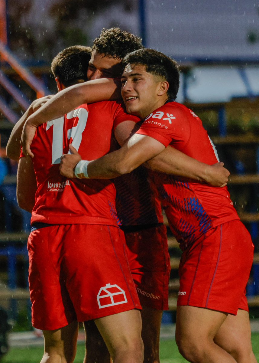 TeamChile_COCH's tweet photo. ¡GRAAAN DEBUT! 🇨🇱🏉💪

La selección chilena M20 🇨🇱 de rugby venció holgadamente a Hong Kong China 🇭🇰 (83-19) en su estreno en el World Rugby U20 Challenger de Santiago.

El quince nacional impuso sus condiciones desde el principio en un duelo que —incluso— estuvo suspendido por la tormenta eléctrica ⛈️ que azotó a la capital.

Su próximo partido será el miércoles 7 ante Rumania 🇷🇴 (19:00).