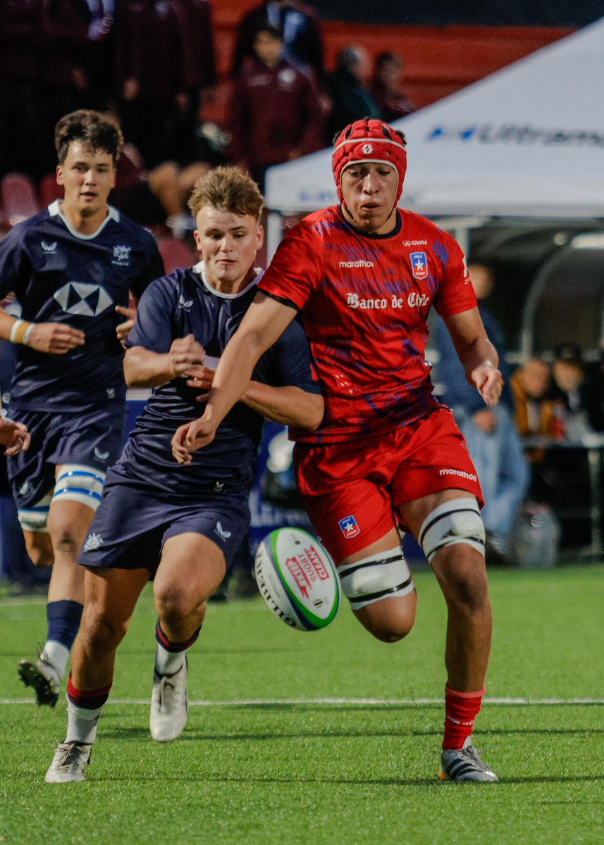 TeamChile_COCH's tweet photo. ¡GRAAAN DEBUT! 🇨🇱🏉💪

La selección chilena M20 🇨🇱 de rugby venció holgadamente a Hong Kong China 🇭🇰 (83-19) en su estreno en el World Rugby U20 Challenger de Santiago.

El quince nacional impuso sus condiciones desde el principio en un duelo que —incluso— estuvo suspendido por la tormenta eléctrica ⛈️ que azotó a la capital.

Su próximo partido será el miércoles 7 ante Rumania 🇷🇴 (19:00).