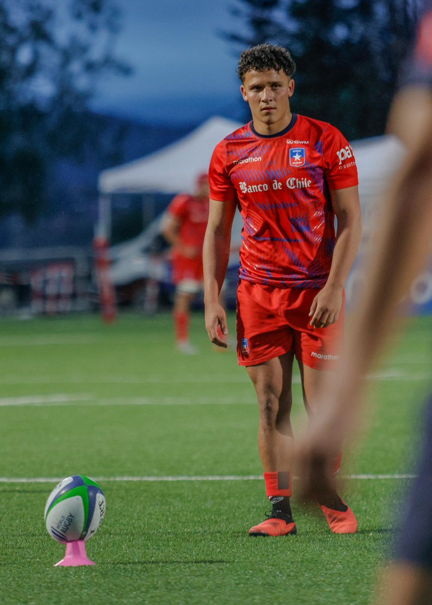 TeamChile_COCH's tweet photo. ¡GRAAAN DEBUT! 🇨🇱🏉💪

La selección chilena M20 🇨🇱 de rugby venció holgadamente a Hong Kong China 🇭🇰 (83-19) en su estreno en el World Rugby U20 Challenger de Santiago.

El quince nacional impuso sus condiciones desde el principio en un duelo que —incluso— estuvo suspendido por la tormenta eléctrica ⛈️ que azotó a la capital.

Su próximo partido será el miércoles 7 ante Rumania 🇷🇴 (19:00).
