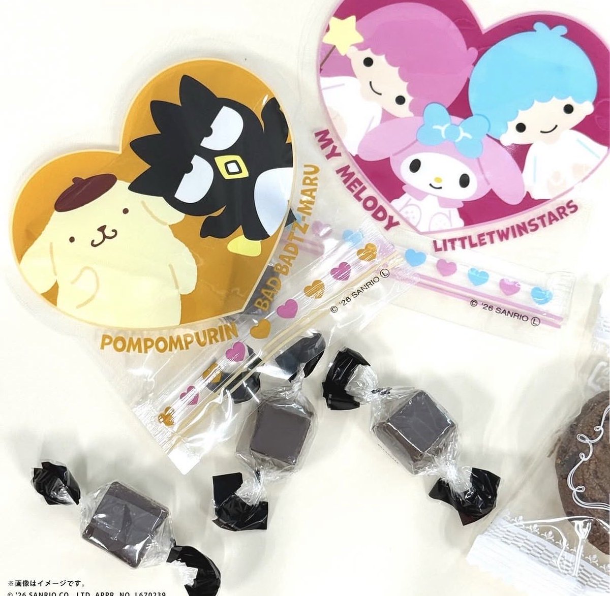 sanrio_fan_jp's tweet photo. 💖🌈【 サンリオ新作100円グッズ 🌈💖 】

キャラ同士がペアになったハート型の「ダイカットフィルムチャック袋 3P」が登場✨

💙キティ＆ダニエル
💜クロミ＆シナモン
🧡プリン＆ばつ丸 など全6デザイン💘

100円ショップで発売中🛍️

#サンリオ #100均 #サンリオグッズ https://t.co/w08huQN9D5