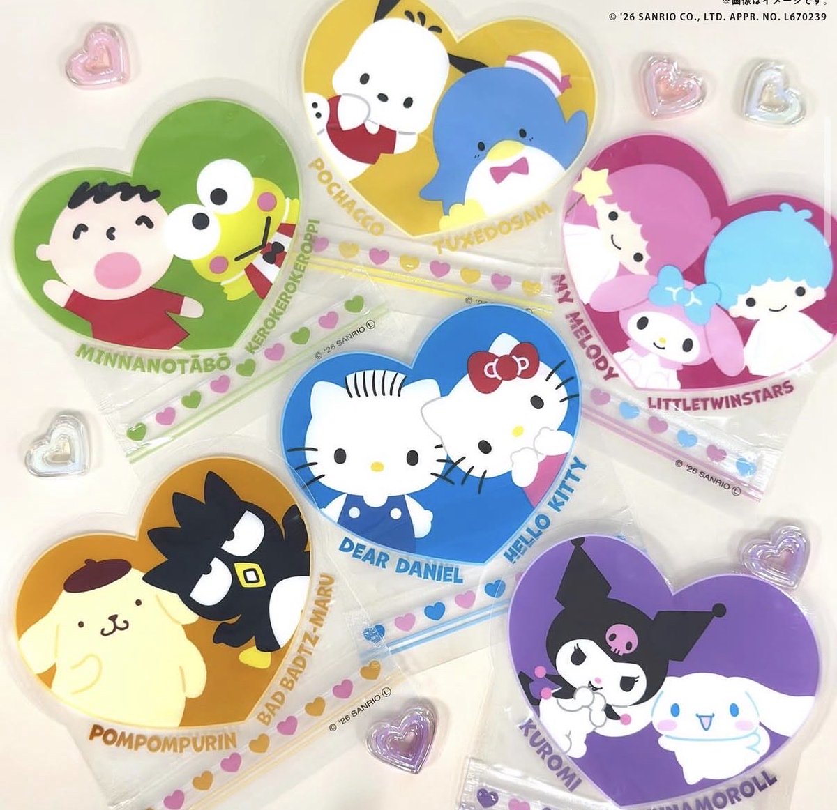 sanrio_fan_jp's tweet photo. 💖🌈【 サンリオ新作100円グッズ 🌈💖 】

キャラ同士がペアになったハート型の「ダイカットフィルムチャック袋 3P」が登場✨

💙キティ＆ダニエル
💜クロミ＆シナモン
🧡プリン＆ばつ丸 など全6デザイン💘

100円ショップで発売中🛍️

#サンリオ #100均 #サンリオグッズ https://t.co/w08huQN9D5