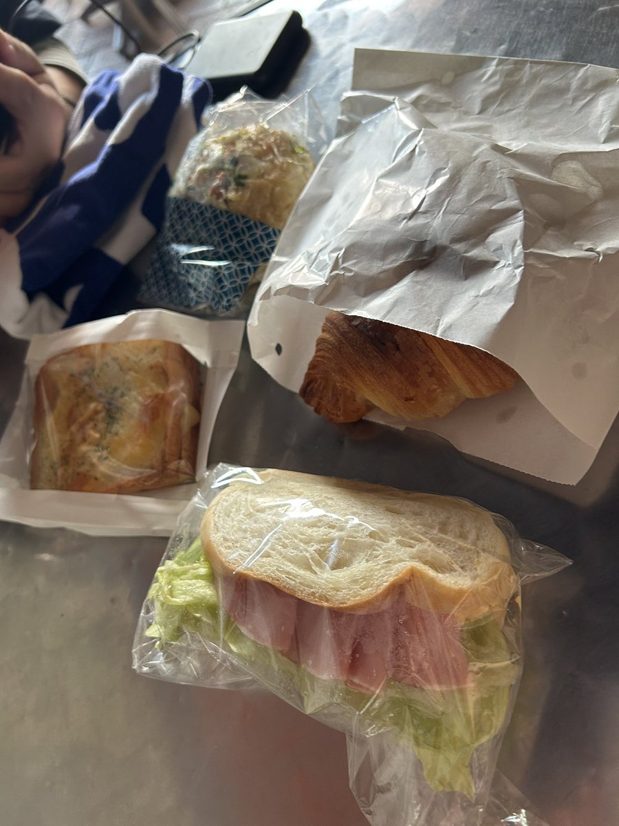 chibo1101's tweet photo. 今日はマグロッ���の為清水へ🐟6年ぶり╰(*´︶`*)╯♡早速パン食べる🥐 https://t.co/MBAJz55apN