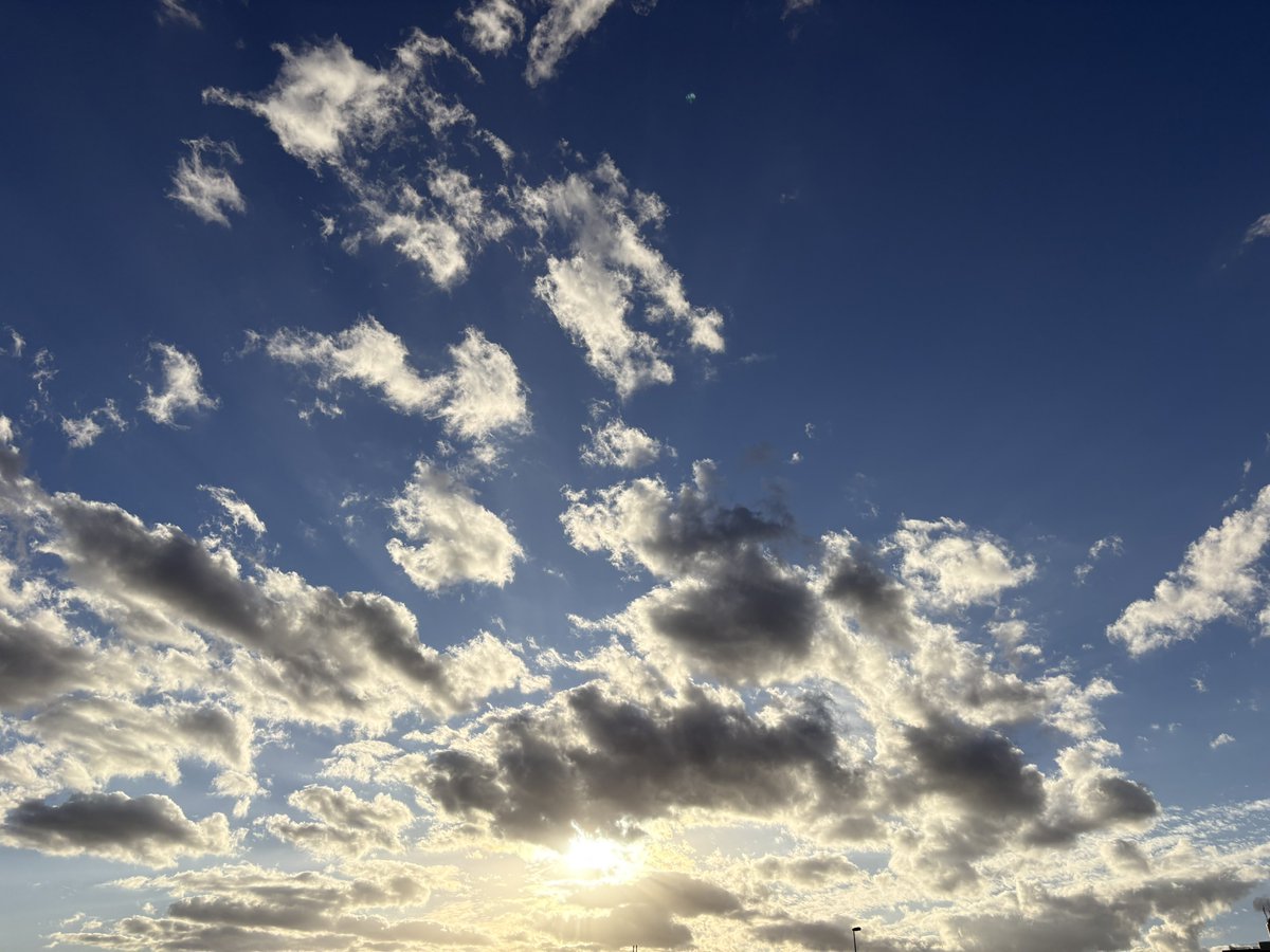 ShinobuSeguchi's tweet photo. 空の写真をよく撮るんだけれど周りからは自撮りしてるおっさんと思われてそうと気付いてぞっとするなど https://t.co/Tn2nbOQ0Mv