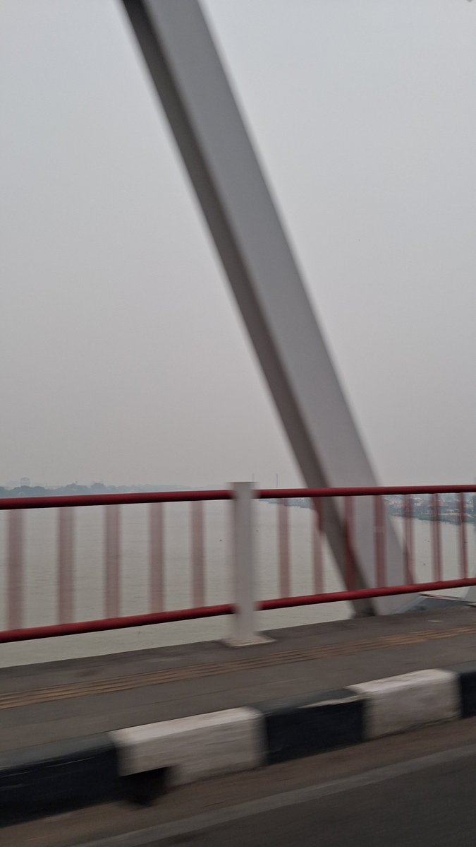 merayukala's tweet photo. pemandangan blur yg gw liat tiap otw &amp; pulang dari unsri layo🥳 yg HD cmn gubernur nyo be https://t.co/DcMQU3HBGt