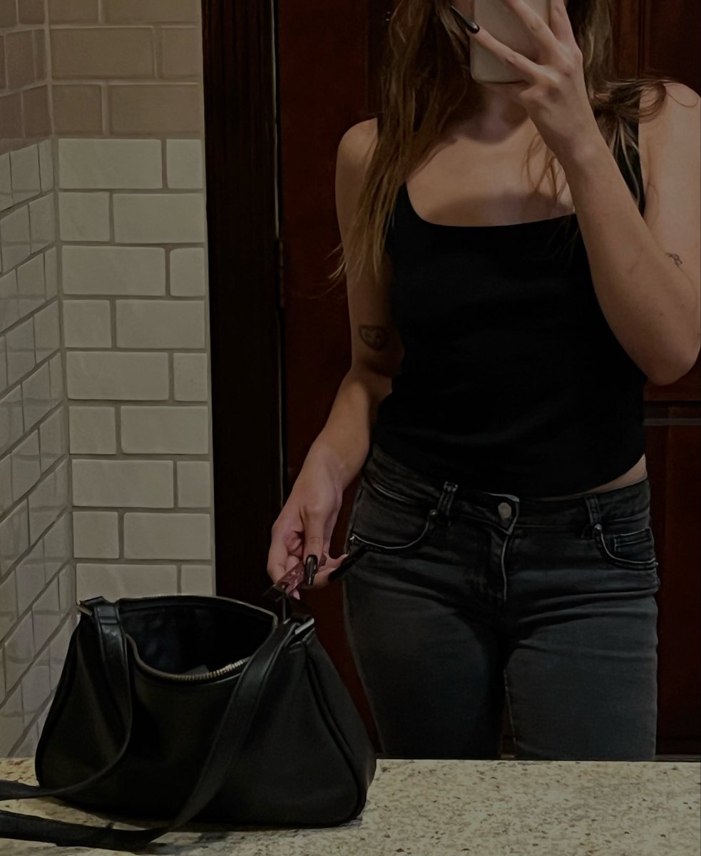 roxyyyrainnn's tweet photo. #blinker break in the bar bathroom 😋 https://t.co/njYGEdefeA