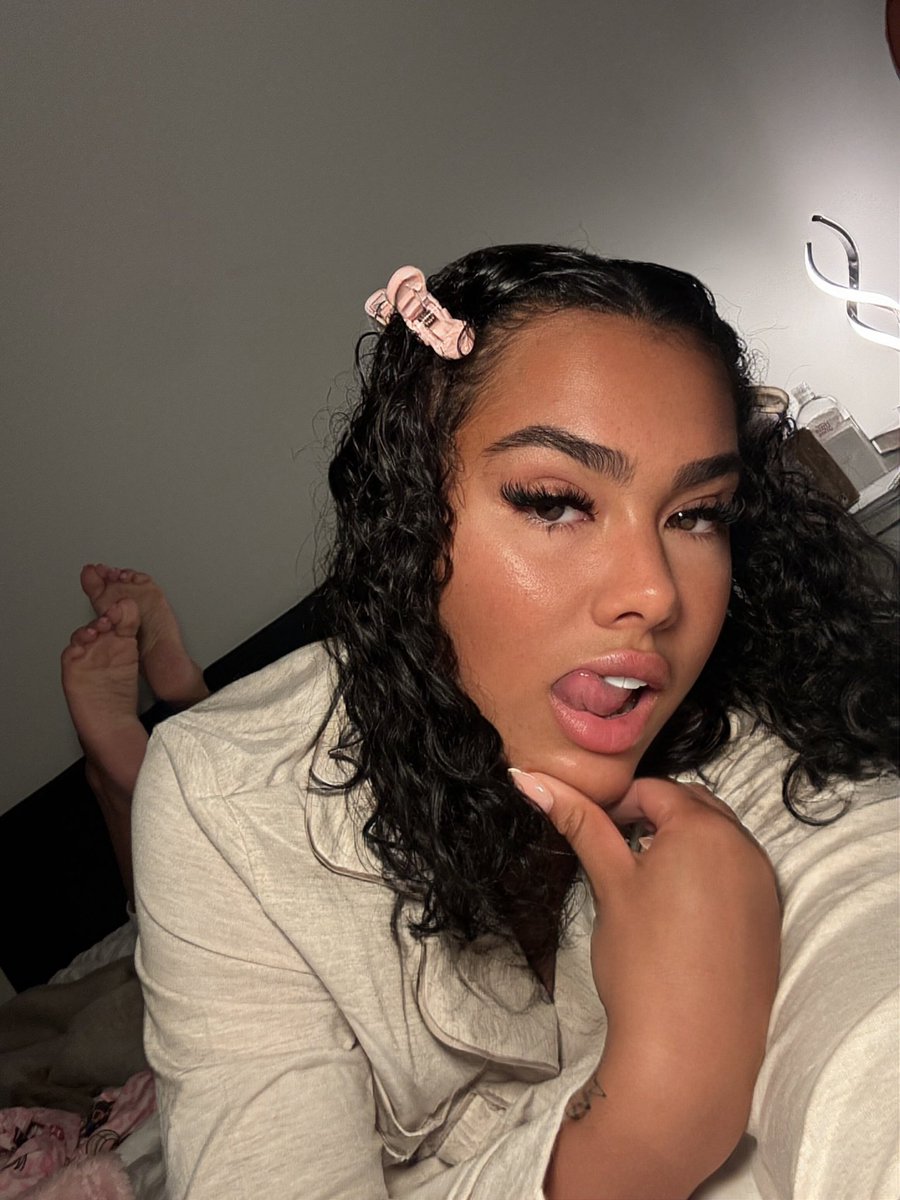 BambiBaby66's tweet photo. 👅 👣 https://t.co/54C3UJt8H5