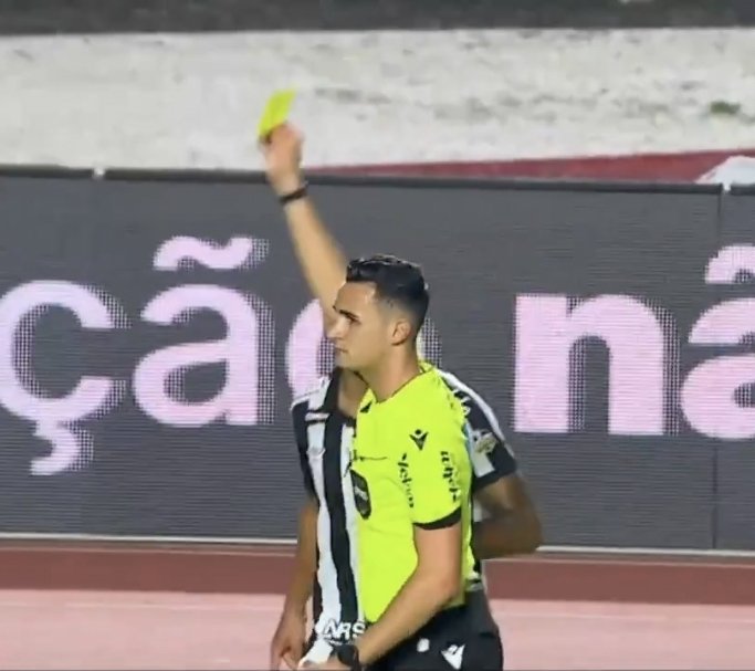 somosaopaulinos's tweet photo. Matheus Delgado Candançan cometeu um ERRO de regra contra o São Paulo. 

No pênalti, Ryan Francisco recebeu atendimento e teria que deixar o campo, MAS Lucas Veríssimo tomou amarelo, o que retira a necessidade do jogador sair de campo.

Nisso, Ryan teve que ficar 1 minuto fora e nesse tempo saiu o gol do Santos.

ESSE CARA APITAR JOGO DO SÃO PAULO É UMA VERGONHA. DE NOVO ELE.
