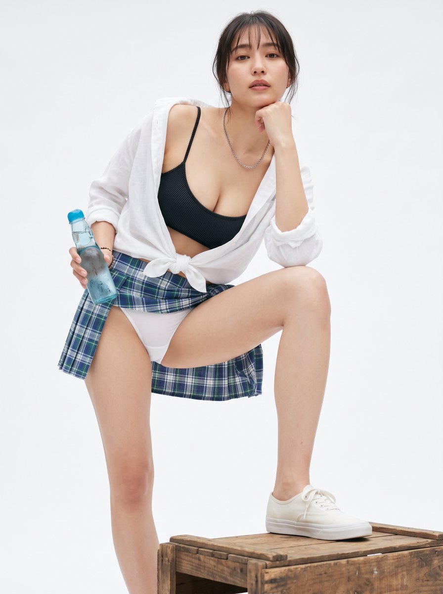 sualabs's tweet photo. 時尚泳裝攝影，低角度近距離全身照。一個23歲日系女性，偶像氣質，沙漏型身材，深邃乳溝。細肩帶黑色比基尼，白色丁字褲，搭配輕薄亞麻白色襯衫，下襬綁成結，低腰處圍著一圈藍綠格紋百摺裙般的布製短腰帶。純白背景，她一手拿著汽水，手肘靠著踩在木箱上的一腳
#flow https://t.co/7N83gcmdXp
