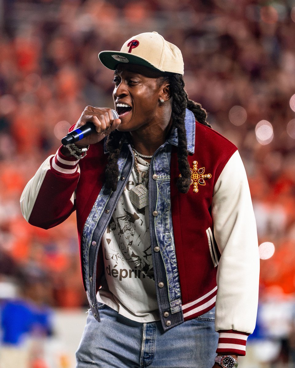 hokiesports's tweet photo. 🎤 @rell_island6 

#LetsGoHokies https://t.co/CKvYI0i4xS