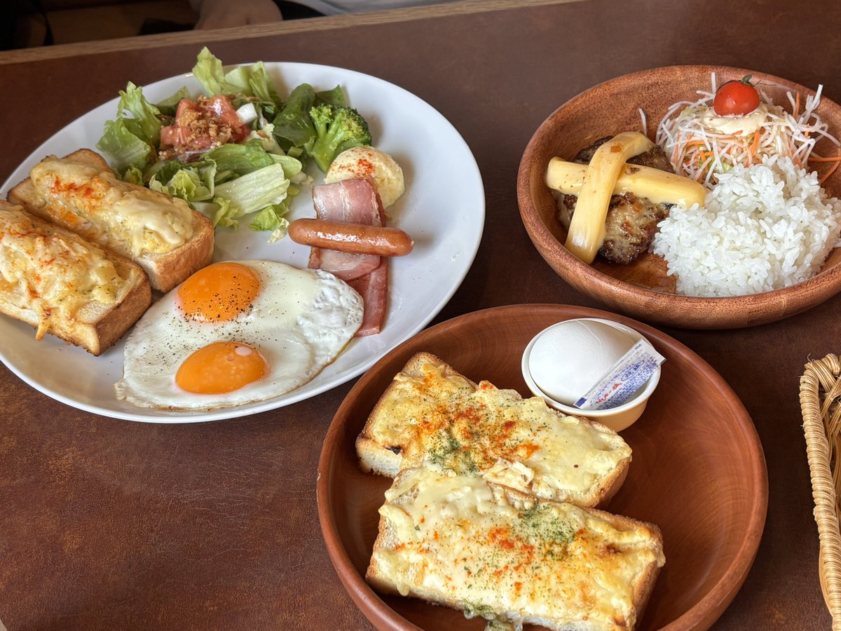 vikki0818's tweet photo. 初めてびっくりドンキーのモーニングに行ってきました♪
コスパ良すぎてびっくり‼️

・チーズトーストセット520円
・ドンキースペシャルブレックファスト(目玉焼き)のポテサラトースト1020円
・単品ミニマムチーズバーグディッシュ820円
・アイスコーヒー(おかわり自由)
・アイスカフェラテ https://t.co/uBXpPqyUC7