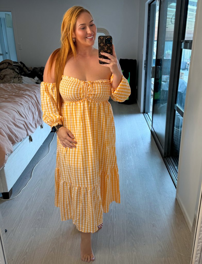NoraDKate1dz's tweet photo. Chubby girl in a dress... Yay or nay? https://t.co/nPKYMTZCvv