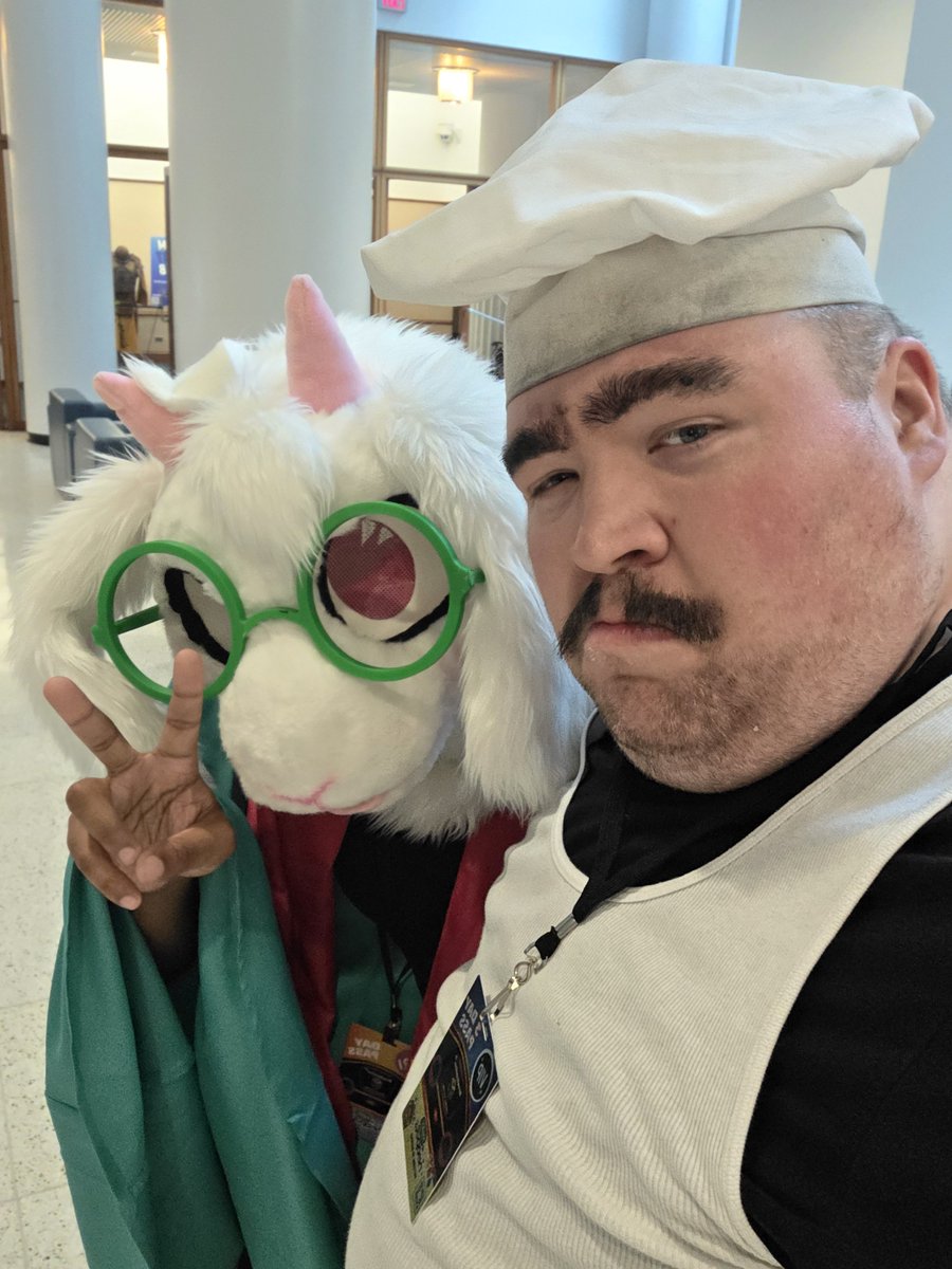 LordSuitcase's tweet photo. Some cosplays I saw today! Hoping for more tomorrow! https://t.co/oYpG5nJbZ0