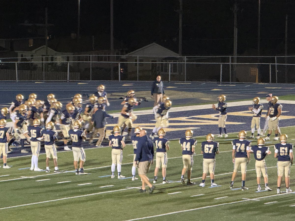 ESchmidtLemont's tweet photo. Getting ready for @TFNFootball at @lemont_football. @mikeclarkpreps @Millar_S https://t.co/lmYM0w9bUF
