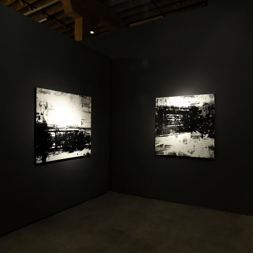 mrsedithkub4ss's tweet photo. Evoke Contemporary debuted the “Monochromatic” exhibit in Santa Fe yesterday evening. It is one of my favorite color palettes. The show is on display until January 24th, so make sure to drop by to view the art firsthand and relax. https://t.co/exu0K1ejaw