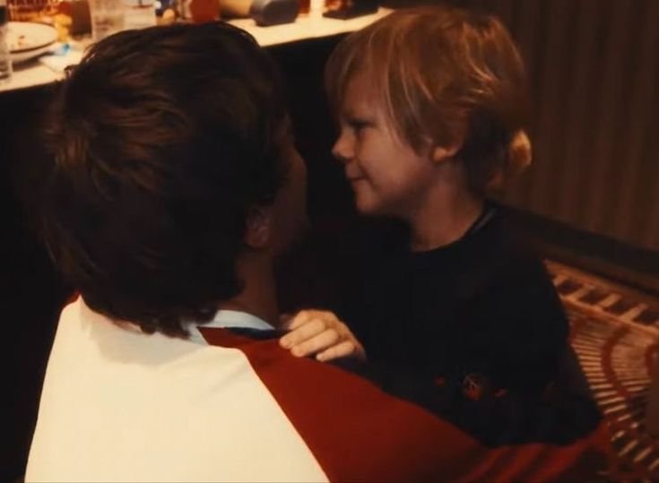 LouisTArgentina's tweet photo. "Me resulta extremadamente difícil. En mi gira por EE. UU., mi hijo Freddie no vino a dos shows. Normalmente logro dividir bien mi mente entre "papá" y "cantante", pero cuando esos dos mundos chocan, me genera muchísimo estrés. Todo lo que quiero es dedicarle el 100% de mi tiempo a Freddie. Pretendemos tener una vida lo más normal posible cuando estamos juntos. Ser padre es increíblemente gratificante, pero también desafiante. Cuando Freddie era recién nacido pasé mucho tiempo leyendo sobre psicología infantil porque no tenía respuestas. Al ser el primero de mi grupo de amigos en tener hijos, no tenía a quién acudir. Para los hombres es clave hablar de estas cosas; solemos fingir que lo tenemos todo bajo control cuando no es así." – Louis sobre la paternidad y como con Freddie su vida es mas 'con los pies sobre la tierra', para CALM 🥰