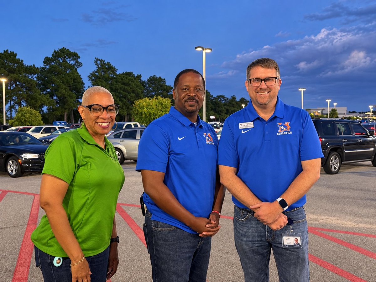 RNEAthletics's tweet photo. Happy homecoming! 💙⚔️🧡

Happy to have @Sabrina_suber and @Dennis4SC on campus tonight! https://t.co/eoGqvDg52U