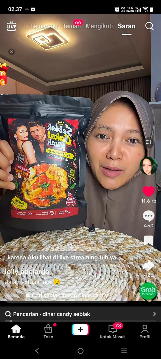 keluhkesahkonoh's tweet photo. Dinar Candy sama cowoknya yang orang Turki bikin seblak kemasan yang dijual sekitar Rp62 ribu, atau harga aslinya Rp45 ribu + ongkir.

Terus seblaknya direview sama content creator TikTok bernama Lolly. Dia kasih masukan kalau menurutnya harga seblak kemasan itu terlalu overpriced.

Nah, si owner yang orang Turki ini malah komentar, intinya harga segitu sepadan sama racikan yang dia buat, termasuk karena dia harus keluar biaya visa sekitar Rp40 juta setahun.

Wkwkwk agak lucu juga ya, biaya visa sampai dimasukin ke HPP 🤣