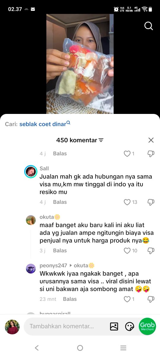 keluhkesahkonoh's tweet photo. Dinar Candy sama cowoknya yang orang Turki bikin seblak kemasan yang dijual sekitar Rp62 ribu, atau harga aslinya Rp45 ribu + ongkir.

Terus seblaknya direview sama content creator TikTok bernama Lolly. Dia kasih masukan kalau menurutnya harga seblak kemasan itu terlalu overpriced.

Nah, si owner yang orang Turki ini malah komentar, intinya harga segitu sepadan sama racikan yang dia buat, termasuk karena dia harus keluar biaya visa sekitar Rp40 juta setahun.

Wkwkwk agak lucu juga ya, biaya visa sampai dimasukin ke HPP 🤣