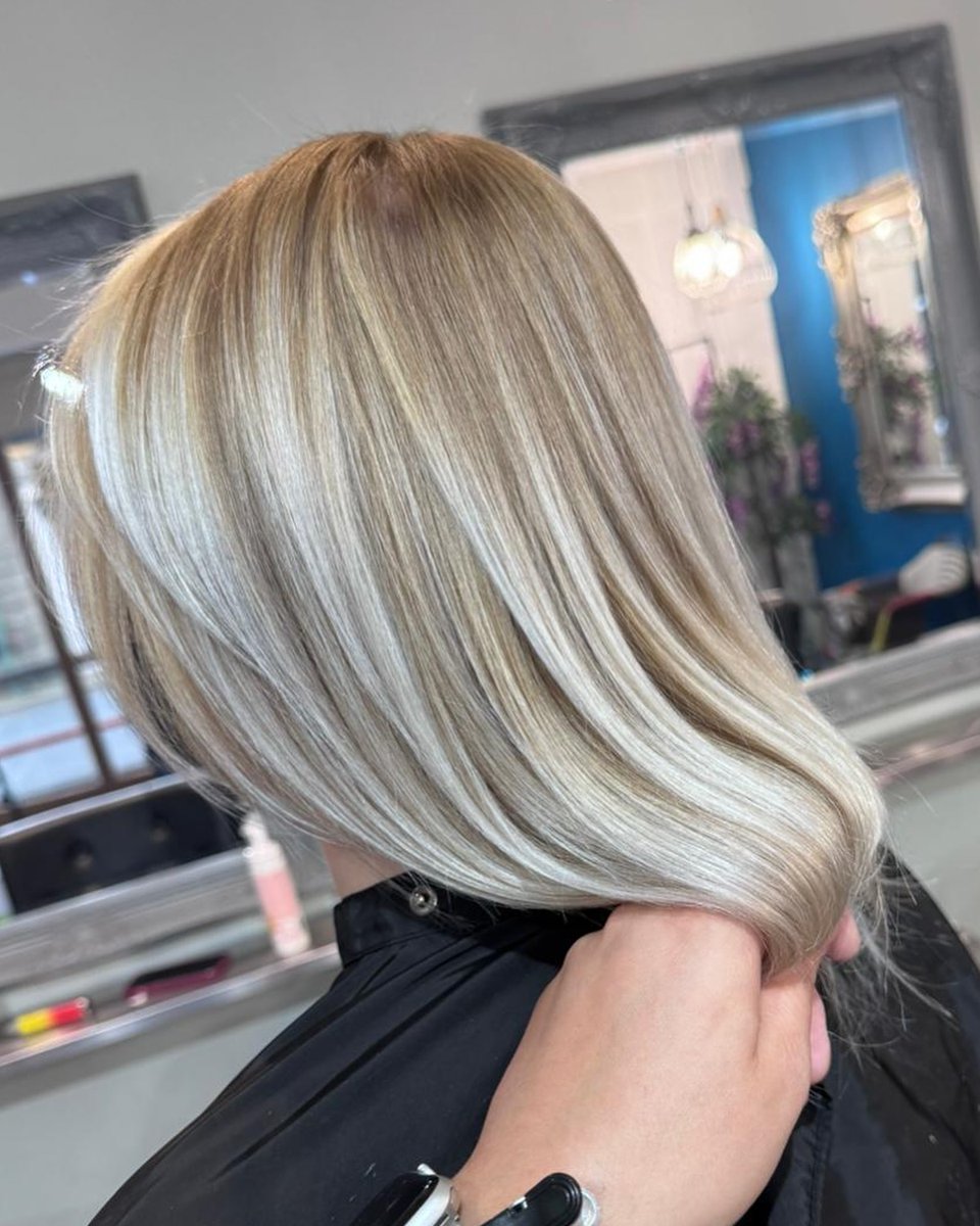 DoOleo's tweet photo. This was the client’s first visit back in a year! Kane added fine, subtle teasy lights to brighten the hair, darkened previously coloured sections, and finished with toner and Olaplex for strength and shine. Book with Kane via DM or call the salon. https://t.co/4OWeWJaqai