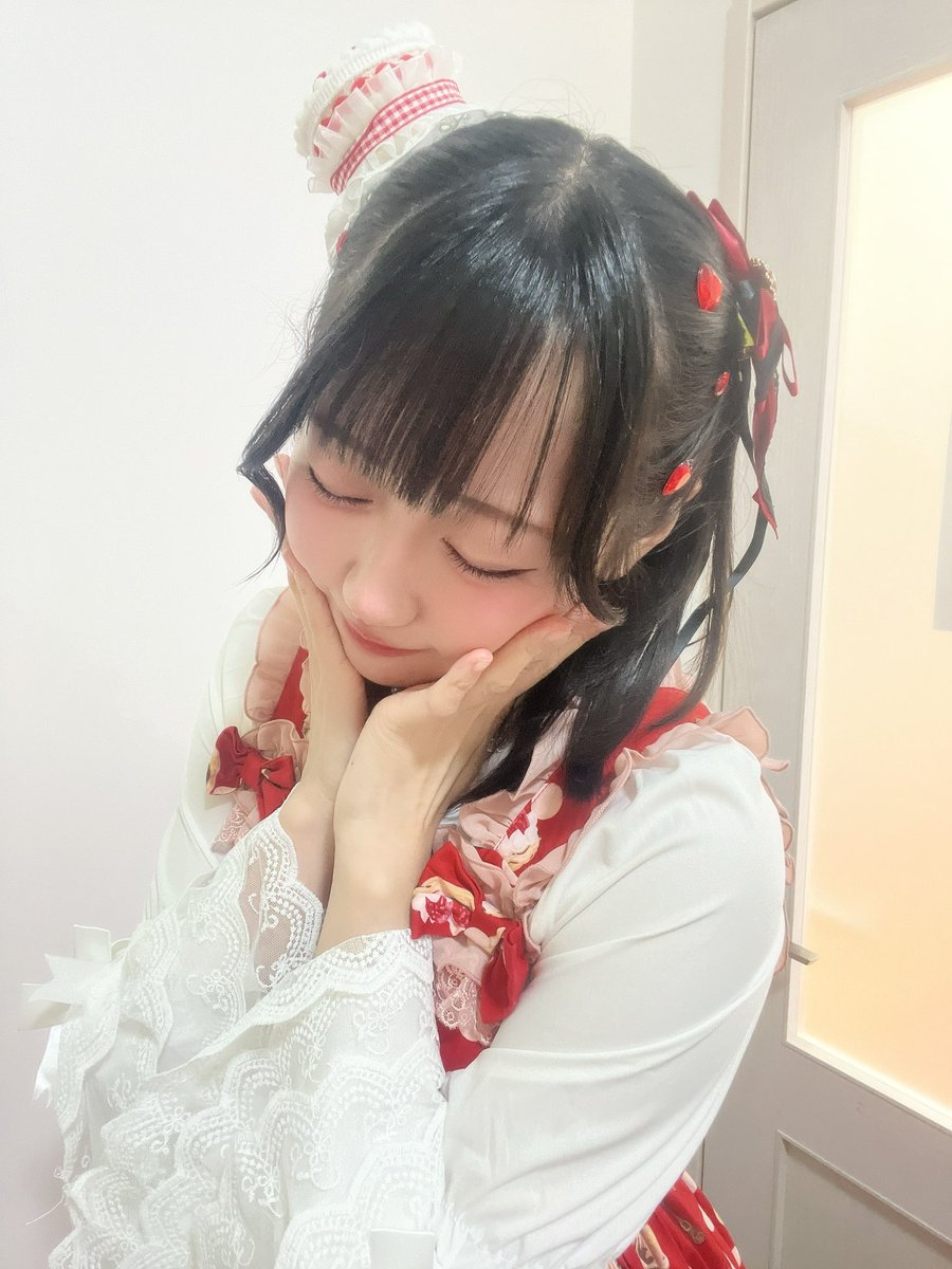 nattyan_da's tweet photo. 📍定期ライブ

10月最初の定期ライブ❕
3人体制での初定期ライブは…大切なメンバーの穴があいてしまいとても不安だったのですが大好きなあなたが会いに来てくれて、私も会いたいと思っていたので変わらず仙フレを応援してくれる事にも安心したしいつも大きい一人一人の存在がさらに大きく感じた定期ライブでした…♡！

ありがとう(﹡ƠωƠ֦﹡)

そして!!
昨日はかわいいアクセサリーをつけました!!喋ることに必死でいちばん言いたかった右のお写真のリボン🎀📸のお話すっとんで悔しかったo(TωT)o昨日の一番のポイントはケーキじゃなくて右のリボンです🧸🍼🩵ྀི