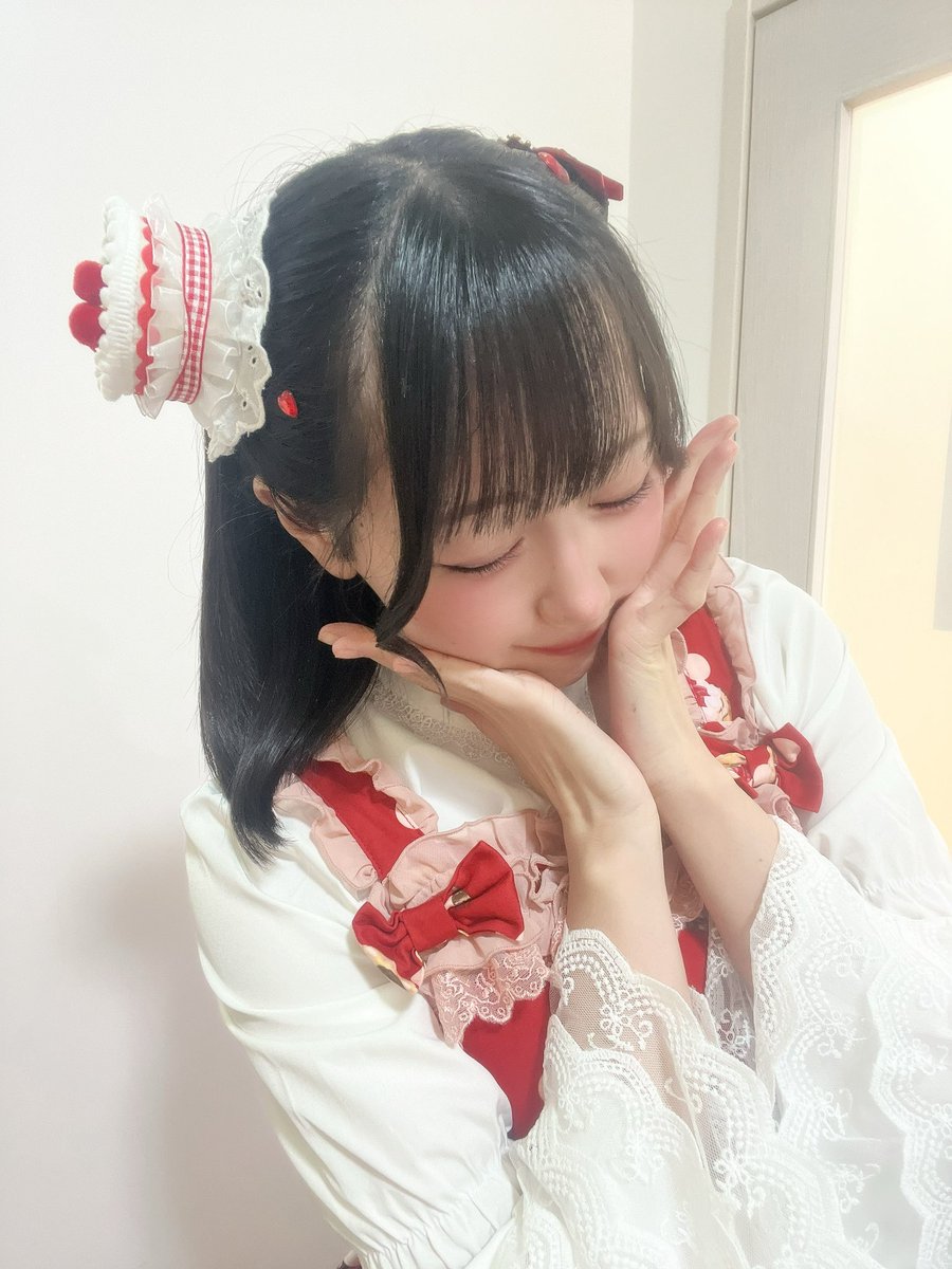 nattyan_da's tweet photo. 📍定期ライブ

10月最初の定期ライブ❕
3人体制での初定期ライブは…大切なメンバーの穴があいてしまいとても不安だったのですが大好きなあなたが会いに来てくれて、私も会いたいと思っていたので変わらず仙フレを応援してくれる事にも安心したしいつも大きい一人一人の存在がさらに大きく感じた定期ライブでした…♡！

ありがとう(﹡ƠωƠ֦﹡)

そして!!
昨日はかわいいアクセサリーをつけました!!喋ることに必死でいちばん言いたかった右のお写真のリボン🎀📸のお話すっとんで悔しかったo(TωT)o昨日の一番のポイントはケーキじゃなくて右のリボンです🧸🍼🩵ྀི