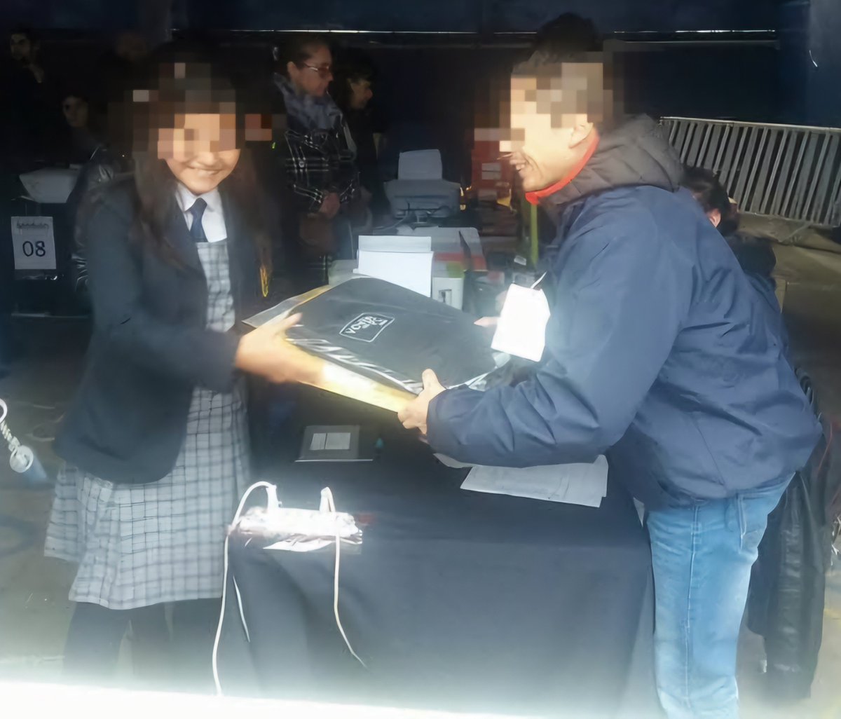 CristyPalma87's tweet photo. La sonrisa que tenía mi hija el día que recibió su primer PC (año 2017). Utilizo su compu hasta que no dio más (año 2023), hubiese durado más si no hubiese sufrido un pequeño accidente 🤭 

Que pena por quienes no tendrán esta posibilidad 😞 https://t.co/Ea4yj7Epjs
