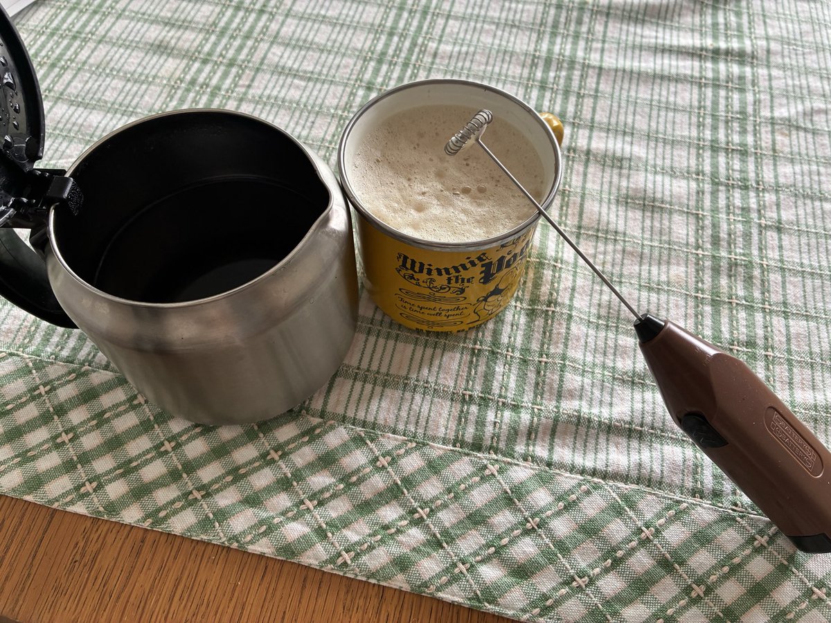 KateWVille's tweet photo. 最近気づいたんやけど、コーヒー入れた時に牛乳入れて、機械で攪拌させて飲むとめっちゃ美味い気がするで🥰
混ぜる機械あるとマジQoL上がる👍
#コーヒー https://t.co/sdkHgw1Kjo