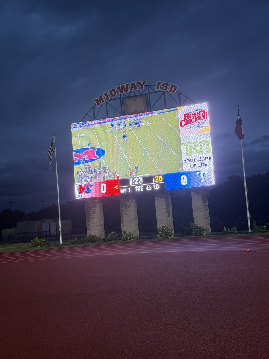 RichieCrews1's tweet photo. Friday Night Lights!! Out recruiting future Giants. Temple Hs Vs Midway Hs. Thank you Midway for having us. Awesome atmosphere. @KeystoneFTBL https://t.co/aHnd9S0TO1