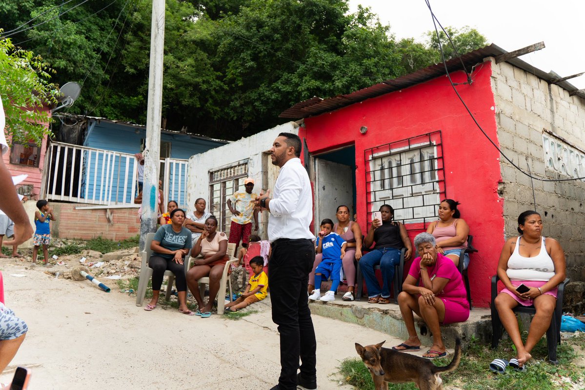 javierjuliob's tweet photo. En La María hay familias que llevan meses con un servicio de agua prácticamente inexistente. Pero el recibo sí les llega puntual. 🚰

Me arrugó el corazón escuchar sus historias, lo mucho que sufren y el tormento que se les ha vuelto algo tan simple como abrir la pluma y tener agua. Está situación, sin duda,  afecta su día a día y los va consumiendo.

Hoy estuvimos con ellos en San Bernardo, exigiendo el agua como derecho. 

Como abogado, los voy a acompañar jurídicamente hasta las últimas consecuencias.

¿Hasta cuándo los cartageneros seguiremos sufriendo con una empresa tan desastrosa? ✊🏾