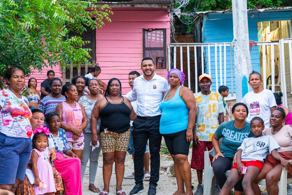 javierjuliob's tweet photo. En La María hay familias que llevan meses con un servicio de agua prácticamente inexistente. Pero el recibo sí les llega puntual. 🚰

Me arrugó el corazón escuchar sus historias, lo mucho que sufren y el tormento que se les ha vuelto algo tan simple como abrir la pluma y tener agua. Está situación, sin duda,  afecta su día a día y los va consumiendo.

Hoy estuvimos con ellos en San Bernardo, exigiendo el agua como derecho. 

Como abogado, los voy a acompañar jurídicamente hasta las últimas consecuencias.

¿Hasta cuándo los cartageneros seguiremos sufriendo con una empresa tan desastrosa? ✊🏾