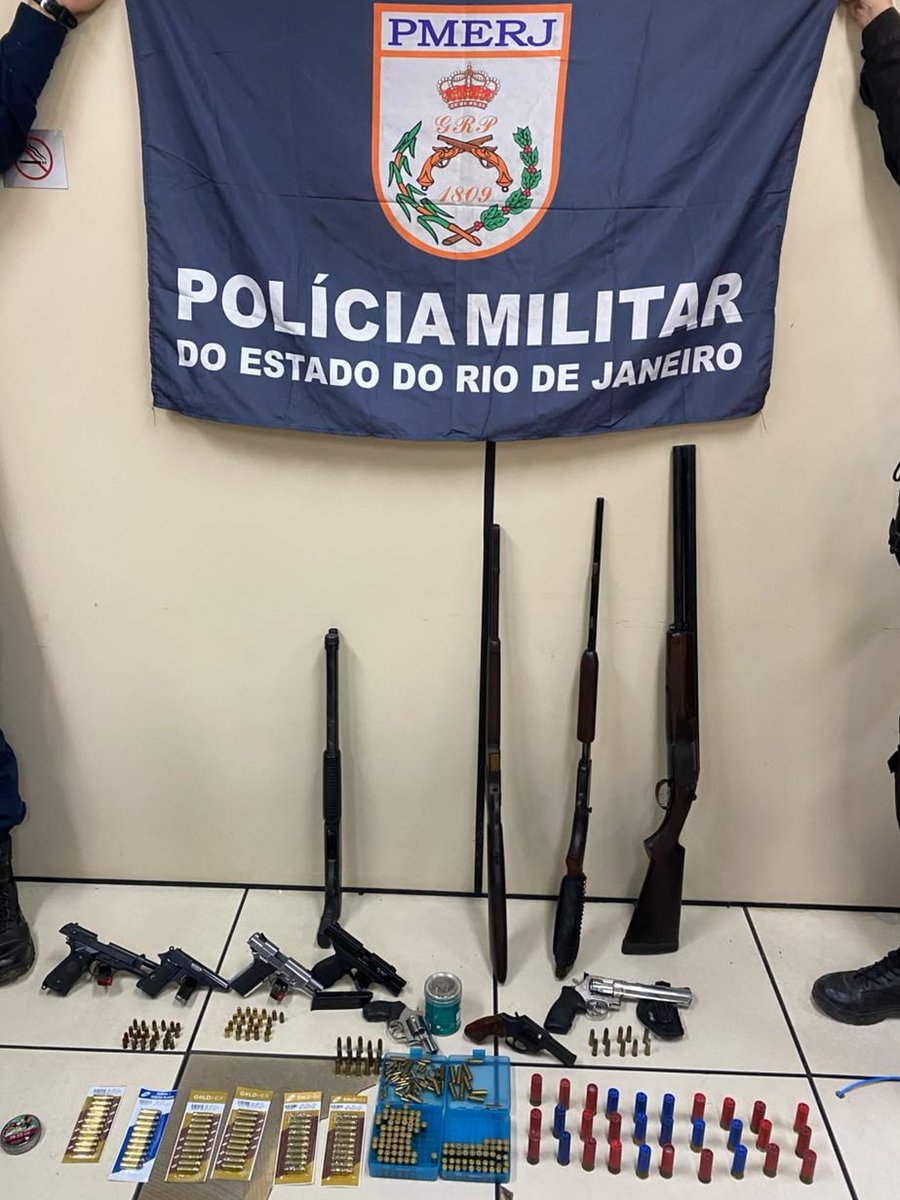 PMERJ's tweet photo. 📍Policiais do #29BPM, em apoio à Polícia Civil, apreenderam um arsenal com pistolas, revólveres, espingardas, carabina e centenas de munições, durante atendimento a uma ocorrência de violência doméstica em Itaperuna.

O suspeito não foi localizado.

#ServireProteger https://t.co/0O3Pq1y9U1