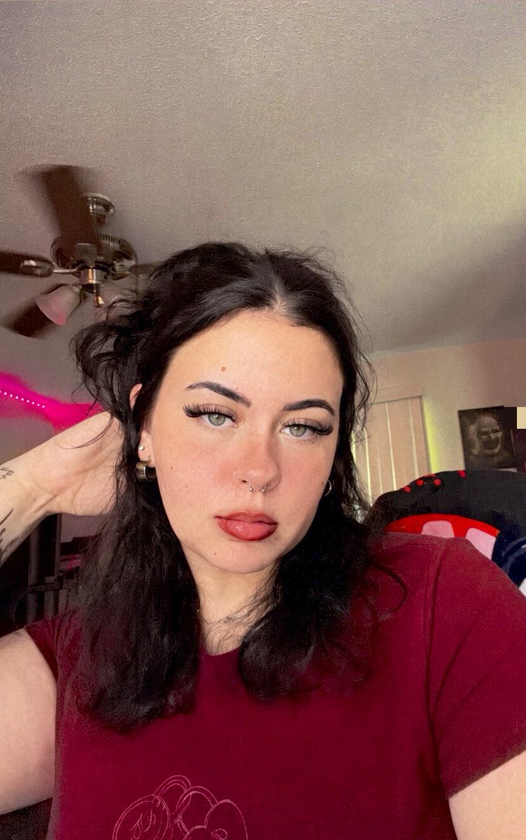 broke4rose's tweet photo. lil selfie or whatever ✨ https://t.co/PLqkEh89yX