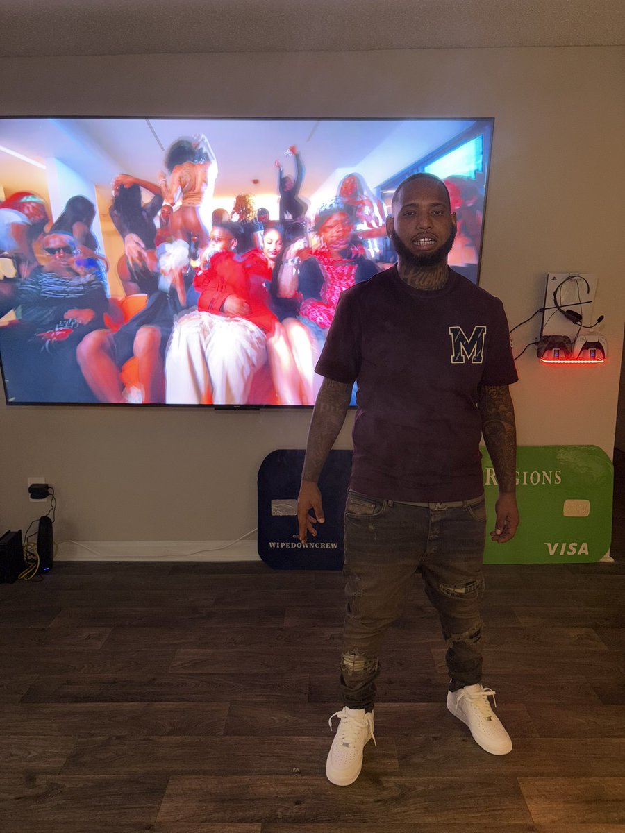 FatBoyHari's tweet photo. Couple thousand in dese Amiri denim iguess im doin betta #27 #1OfGodsFavoriteNiggas #LongLiveMyBruddas https://t.co/JSHmAEDfHo