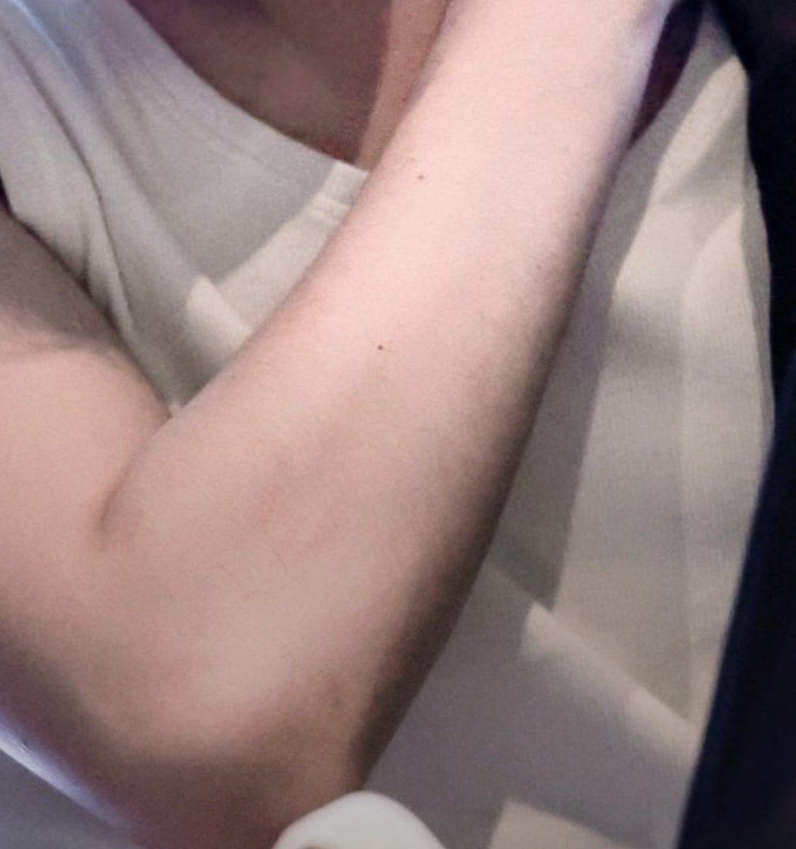 JJUNDIOR's tweet photo. IM TRIPPING IDC THATS ARM HAIR WE GOT HUENINGKAI ARM HAIR IDC (i can barely see shit) https://t.co/WaBOY6x7EV