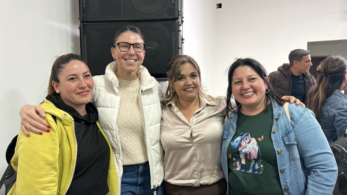 julietacorroza's tweet photo. Nos encontramos en Senillosa con vecinos y vecinas para compartir todo lo que estamos haciendo. 

En Comunidad trabajamos todos juntos por el Neuquén que queremos. 💪🏻💜 https://t.co/gzp2pSD70X