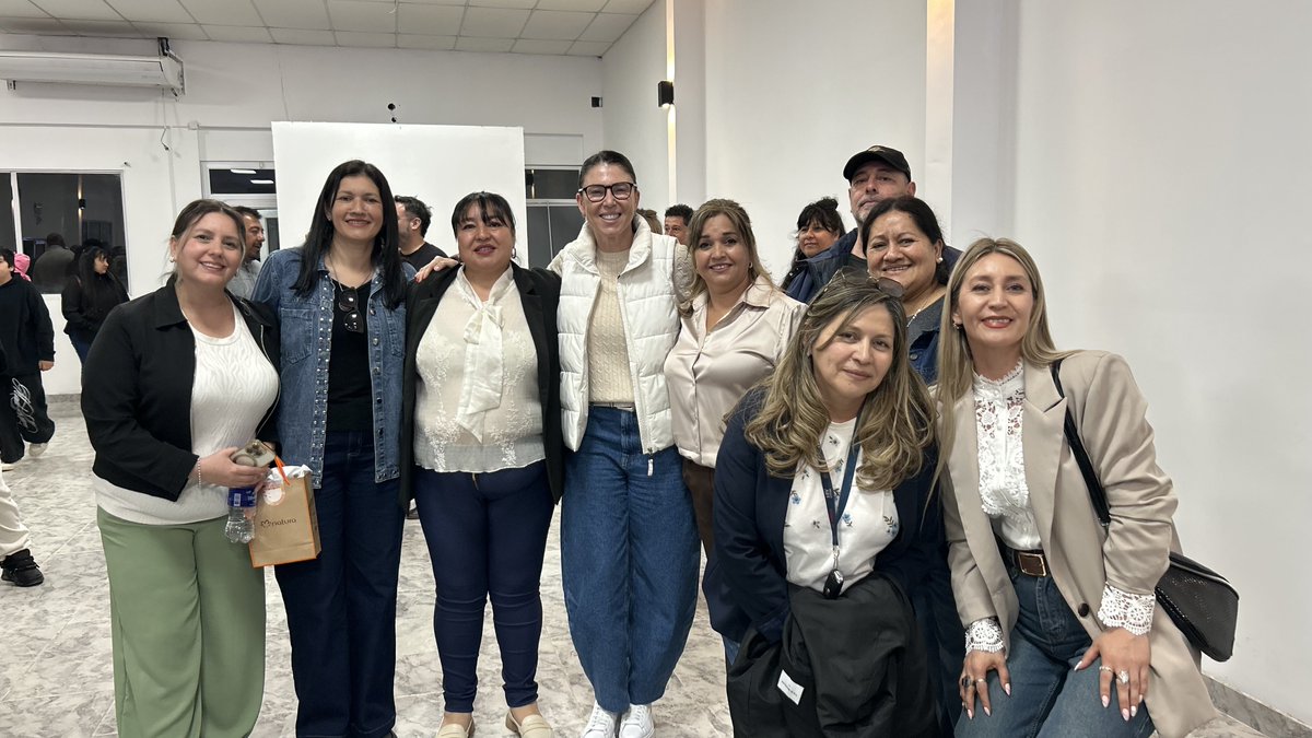 julietacorroza's tweet photo. Nos encontramos en Senillosa con vecinos y vecinas para compartir todo lo que estamos haciendo. 

En Comunidad trabajamos todos juntos por el Neuquén que queremos. 💪🏻💜 https://t.co/gzp2pSD70X