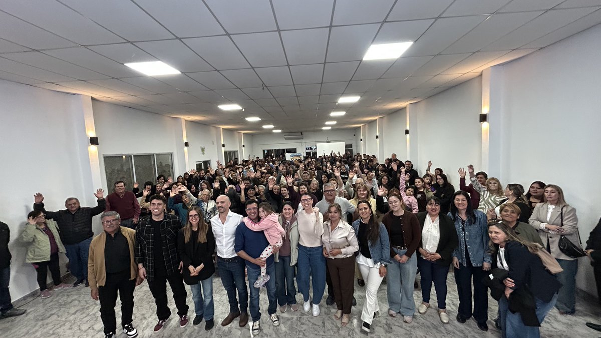 julietacorroza's tweet photo. Nos encontramos en Senillosa con vecinos y vecinas para compartir todo lo que estamos haciendo. 

En Comunidad trabajamos todos juntos por el Neuquén que queremos. 💪🏻💜 https://t.co/gzp2pSD70X