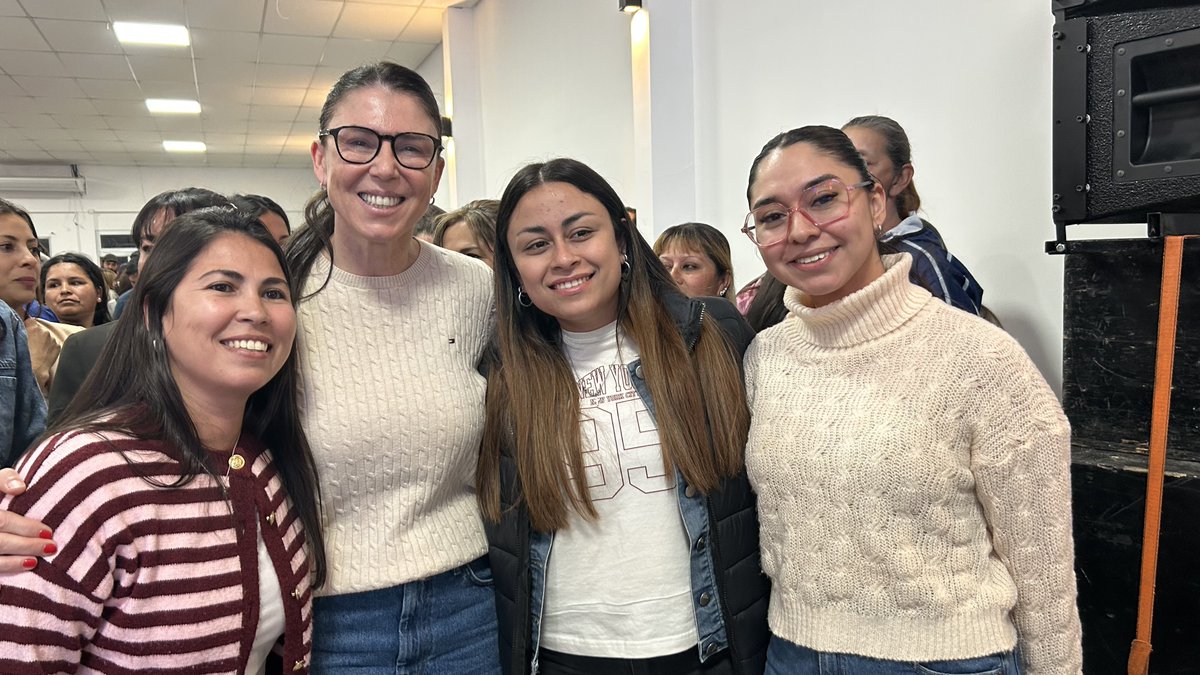 julietacorroza's tweet photo. Nos encontramos en Senillosa con vecinos y vecinas para compartir todo lo que estamos haciendo. 

En Comunidad trabajamos todos juntos por el Neuquén que queremos. 💪🏻💜 https://t.co/gzp2pSD70X