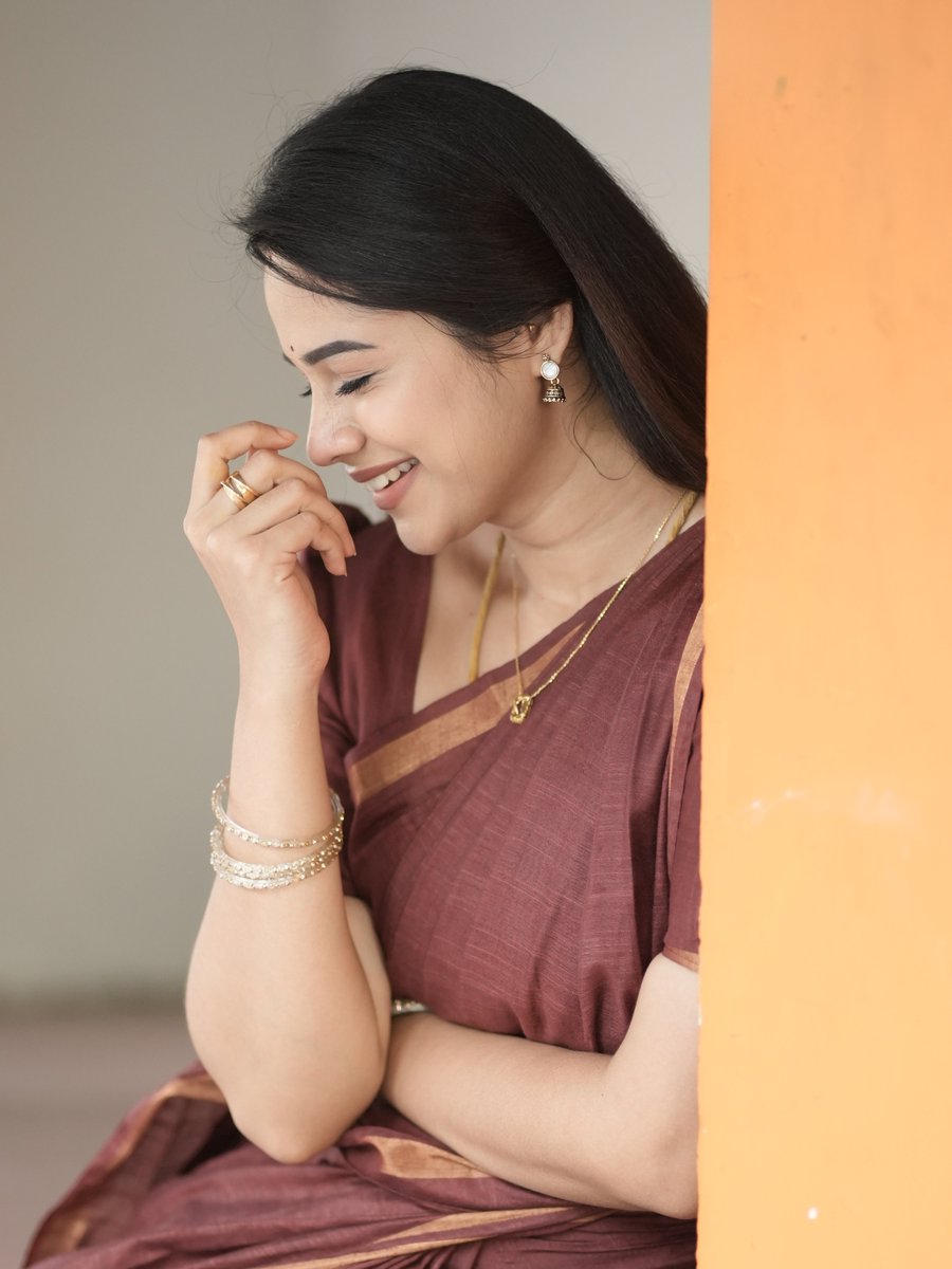 KollywoodCinima's tweet photo. ✨❤️ 𝙂𝙤𝙧𝙜𝙚𝙤𝙪𝙨 𝙋𝙖𝙧𝙫𝙚𝙚𝙣 — 𝙨𝙞𝙢𝙥𝙡𝙮 𝙨𝙩𝙪𝙣𝙣𝙞𝙣𝙜! 😍🔥 𝙃𝙚𝙧 𝙧𝙖𝙙𝙞𝙖𝙣𝙩 𝙨𝙢𝙞𝙡𝙚, 𝙜𝙧𝙖𝙘𝙚 & 𝙚𝙛𝙛𝙤𝙧𝙩𝙡𝙚𝙨𝙨 𝙘𝙝𝙖𝙧𝙢 𝙢𝙖𝙠𝙚 𝙝𝙚𝙧 𝙖𝙗𝙨𝙤𝙡𝙪𝙩𝙚𝙡𝙮 𝙚𝙮𝙚-𝙘𝙖𝙩𝙘𝙝𝙞𝙣𝙜! ❤️🔥✨ 𝘼 𝙩𝙧𝙪𝙚 𝙨𝙩𝙪𝙣𝙣𝙚𝙧! 💫 #KollywoodCinima
#Parveen https://t.co/FlNmaZjcfx
