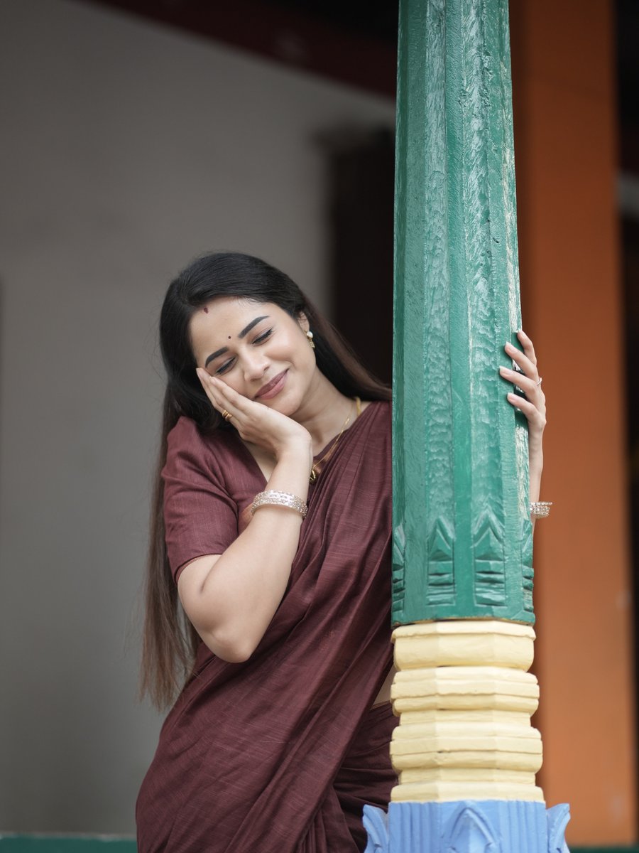KollywoodCinima's tweet photo. ✨❤️ 𝙂𝙤𝙧𝙜𝙚𝙤𝙪𝙨 𝙋𝙖𝙧𝙫𝙚𝙚𝙣 — 𝙨𝙞𝙢𝙥𝙡𝙮 𝙨𝙩𝙪𝙣𝙣𝙞𝙣𝙜! 😍🔥 𝙃𝙚𝙧 𝙧𝙖𝙙𝙞𝙖𝙣𝙩 𝙨𝙢𝙞𝙡𝙚, 𝙜𝙧𝙖𝙘𝙚 & 𝙚𝙛𝙛𝙤𝙧𝙩𝙡𝙚𝙨𝙨 𝙘𝙝𝙖𝙧𝙢 𝙢𝙖𝙠𝙚 𝙝𝙚𝙧 𝙖𝙗𝙨𝙤𝙡𝙪𝙩𝙚𝙡𝙮 𝙚𝙮𝙚-𝙘𝙖𝙩𝙘𝙝𝙞𝙣𝙜! ❤️🔥✨ 𝘼 𝙩𝙧𝙪𝙚 𝙨𝙩𝙪𝙣𝙣𝙚𝙧! 💫 #KollywoodCinima
#Parveen https://t.co/FlNmaZjcfx