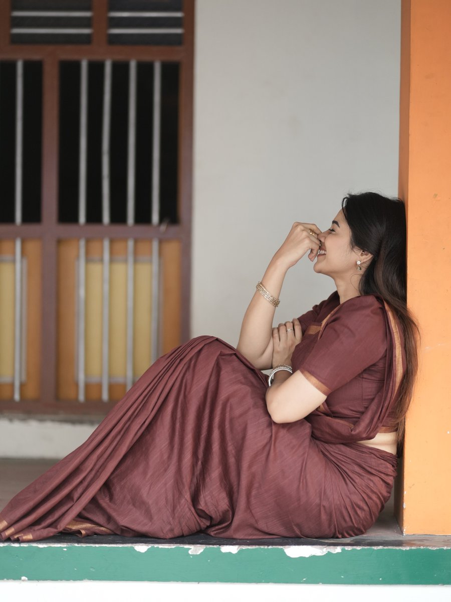 KollywoodCinima's tweet photo. ✨❤️ 𝙂𝙤𝙧𝙜𝙚𝙤𝙪𝙨 𝙋𝙖𝙧𝙫𝙚𝙚𝙣 — 𝙨𝙞𝙢𝙥𝙡𝙮 𝙨𝙩𝙪𝙣𝙣𝙞𝙣𝙜! 😍🔥 𝙃𝙚𝙧 𝙧𝙖𝙙𝙞𝙖𝙣𝙩 𝙨𝙢𝙞𝙡𝙚, 𝙜𝙧𝙖𝙘𝙚 & 𝙚𝙛𝙛𝙤𝙧𝙩𝙡𝙚𝙨𝙨 𝙘𝙝𝙖𝙧𝙢 𝙢𝙖𝙠𝙚 𝙝𝙚𝙧 𝙖𝙗𝙨𝙤𝙡𝙪𝙩𝙚𝙡𝙮 𝙚𝙮𝙚-𝙘𝙖𝙩𝙘𝙝𝙞𝙣𝙜! ❤️🔥✨ 𝘼 𝙩𝙧𝙪𝙚 𝙨𝙩𝙪𝙣𝙣𝙚𝙧! 💫 #KollywoodCinima
#Parveen https://t.co/FlNmaZjcfx