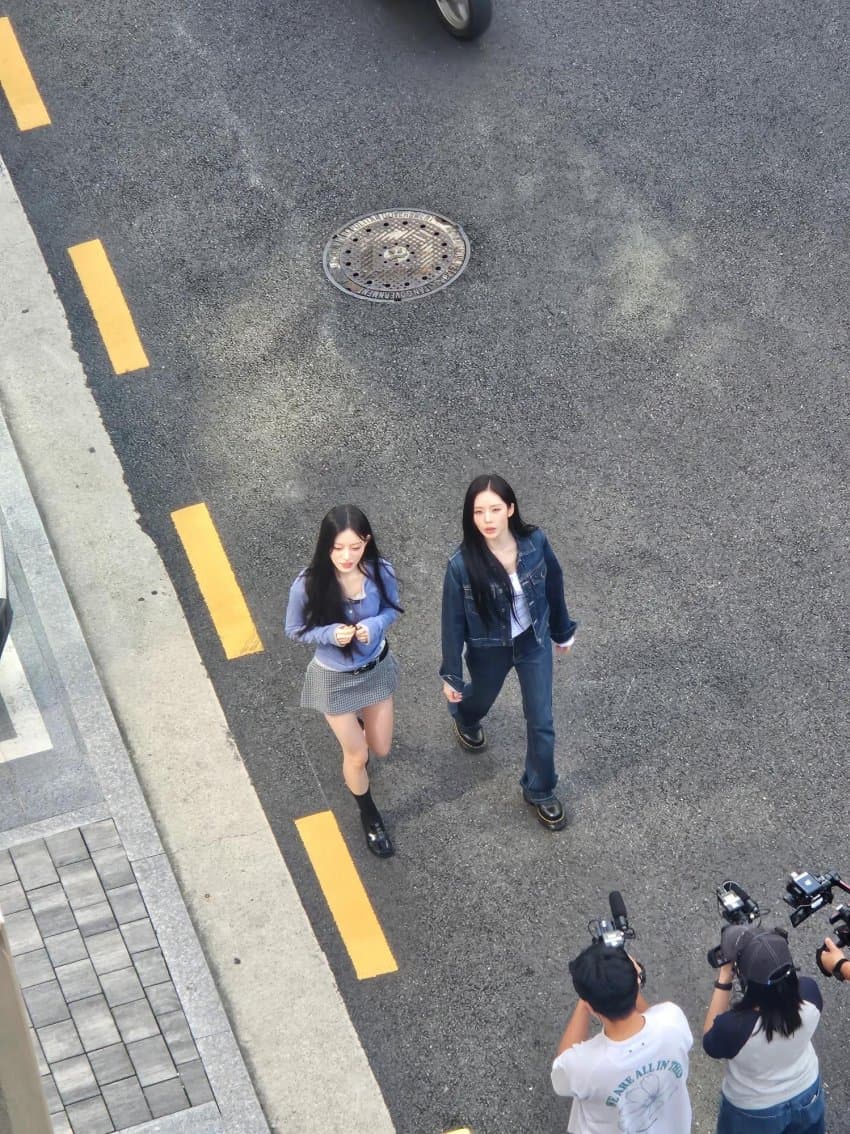 fiq_D_flover's tweet photo. Jiwon was spotted filming with ILLIT Minju https://t.co/2MDJ0sQB1h