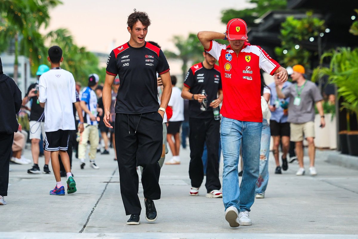 DinoBegfans's tweet photo. Dino with Ollie in the afternoon after practice session

©Jayce Illman
#dinobeganovic #dino #beganovic #olliebearman #fiaformula1 https://t.co/yb2cbP0qq6