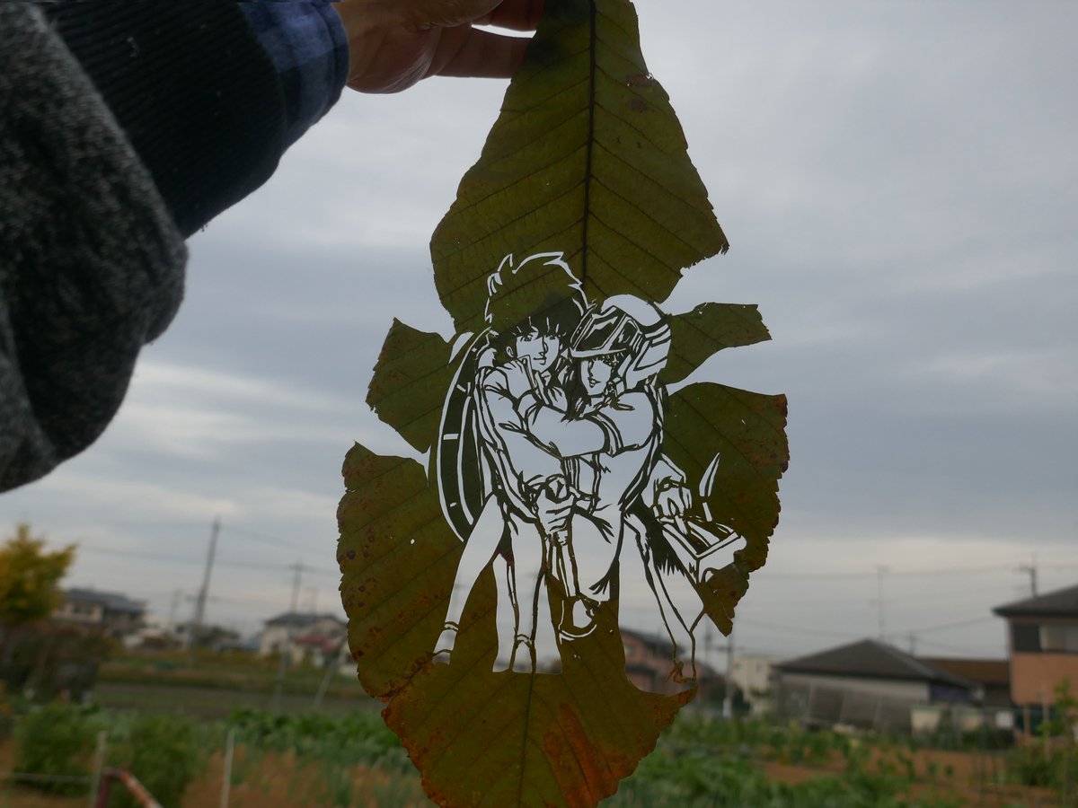 t_8100_14's tweet photo. 1982年10月3日、マクロス第1話が放送されました。
44周年おめでとうございます！ 🎊🎉
過去作の葉っぱアートでお祝いさせて頂きます！
#葉っぱアート
#超時空要塞マクロス
#マクロス44周年 https://t.co/y5Xvb51UBn