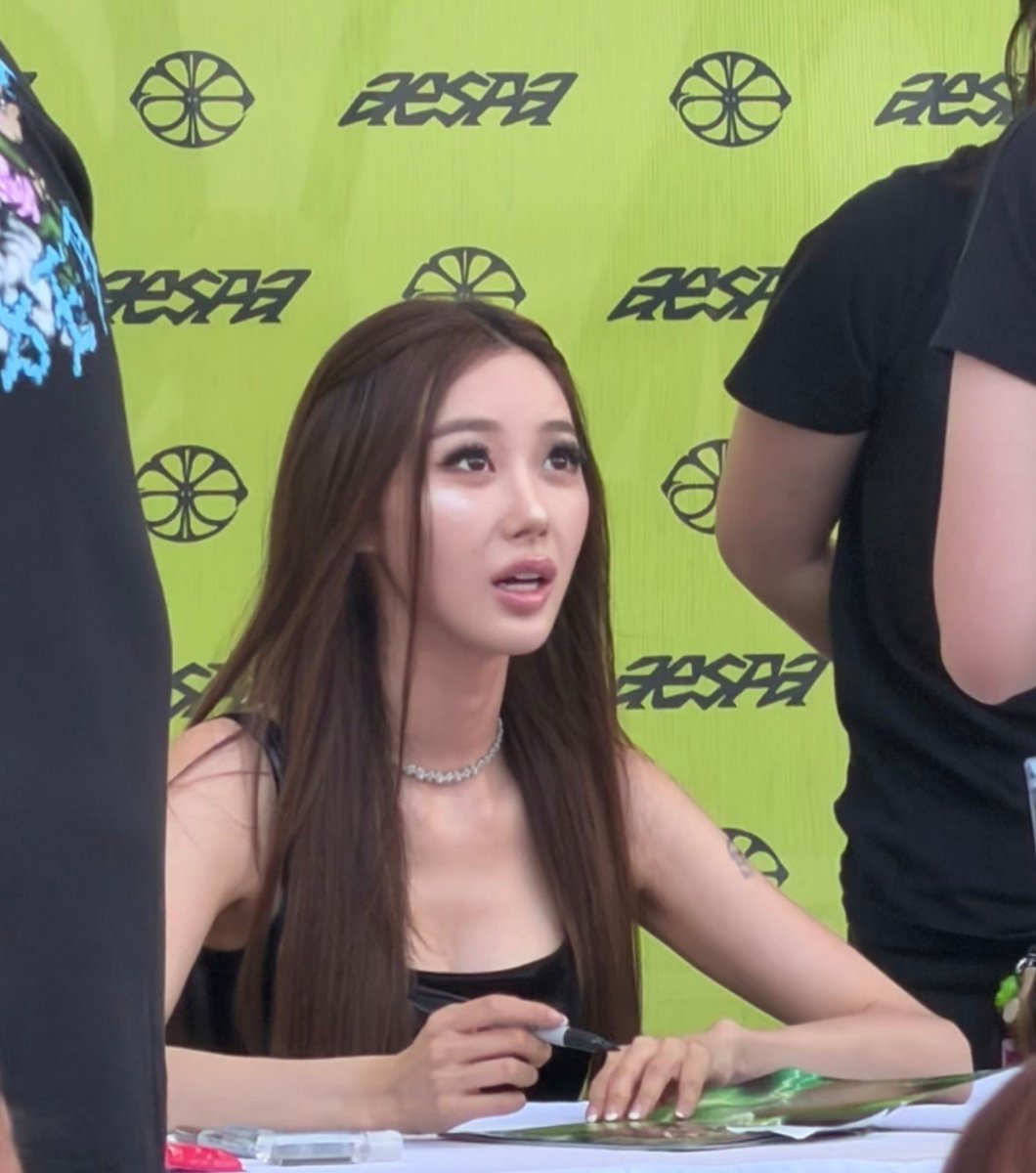 urmoon_aeri's tweet photo. #GISELLE at LA fansign https://t.co/2Vo3hbWbHJ