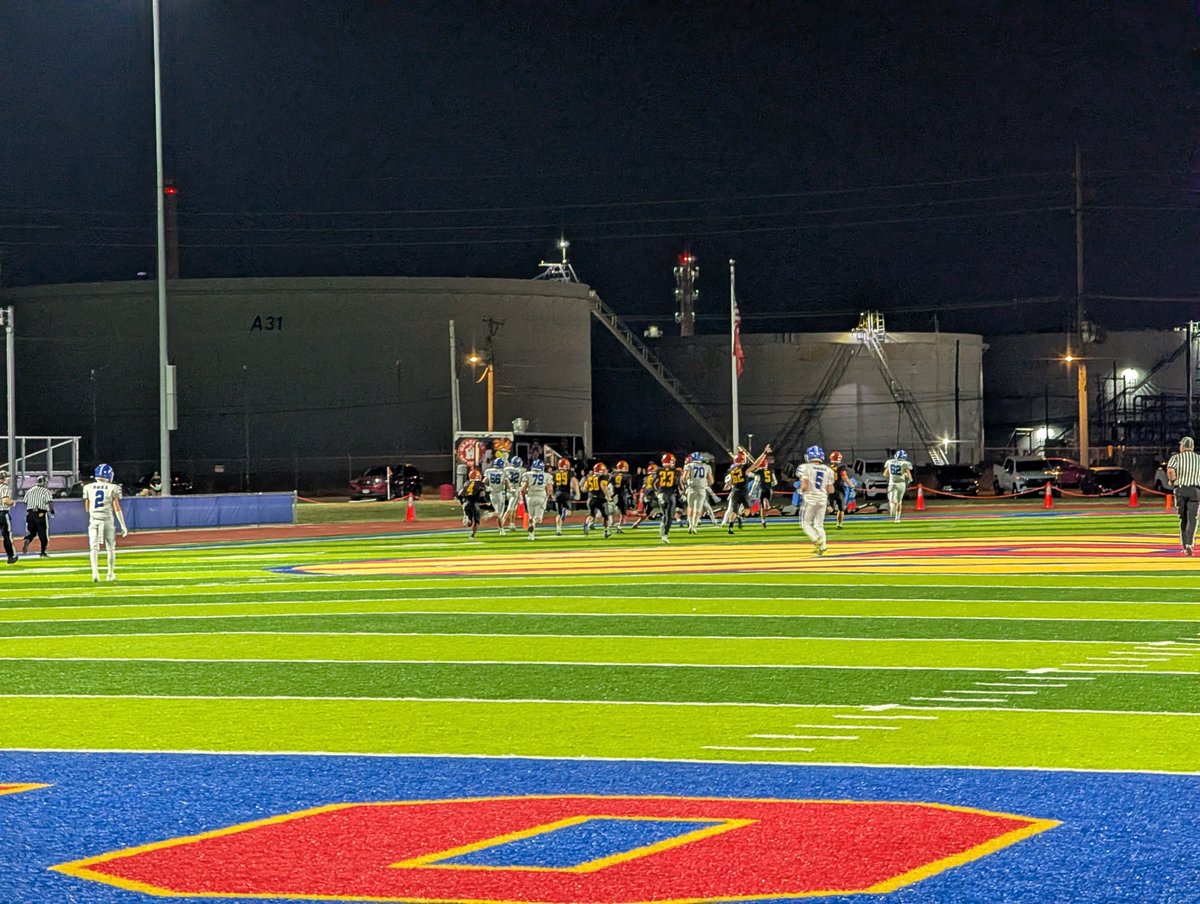 AMiller31's tweet photo. 60 yard #PickSix by @JordanRoach131!!

The @RoxanaShells take a two score lead over the Blue Devils from Bismark Henning-Rossville Alvin. 

@RoxanaAthletics 27
Blue Devils 14

653 remaining in the 1st half. 

@STLhssports @1071TheBigZ @wmixsports  #618football https://t.co/rzwV3dy5R3