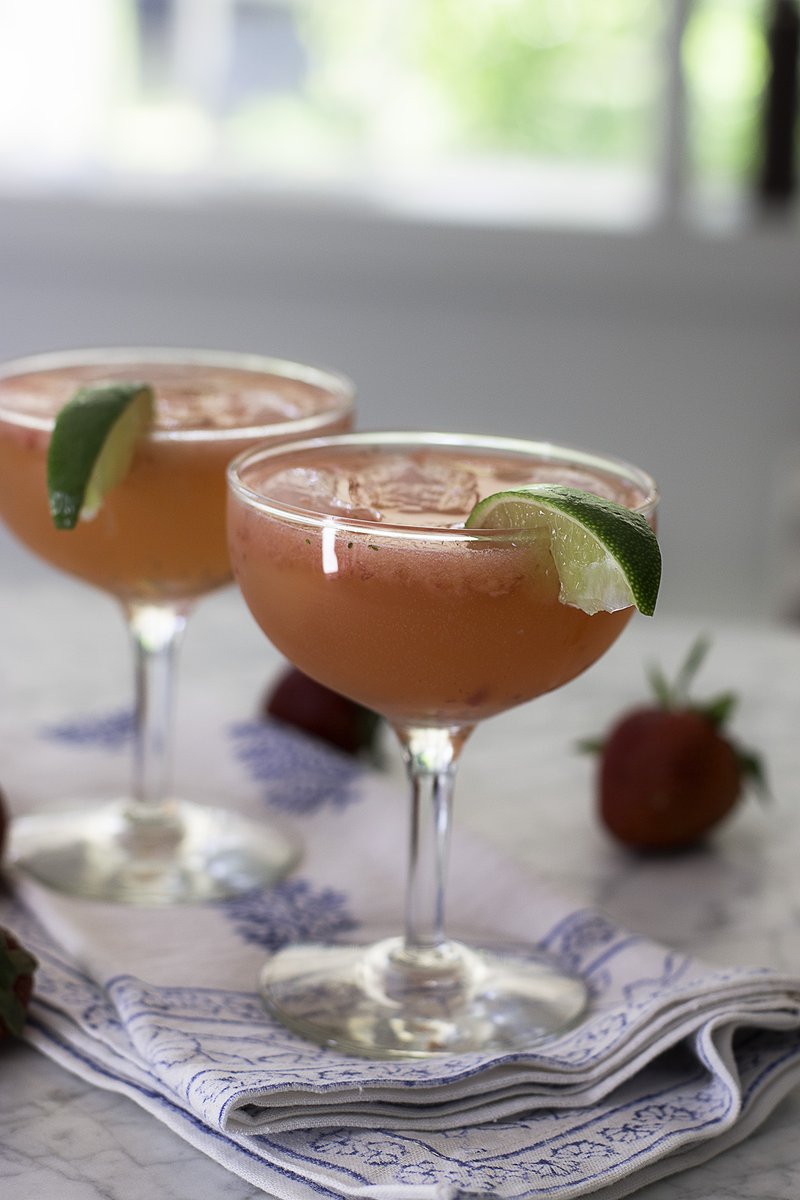 AnnaVocino's tweet photo. 🍓 Low carb, high vibes! This Strawberry Margarita brings flavor without the sugar crash—perfect for kickoff happy hour. 👉 https://t.co/h8LXJIg2er #EatHappy #MargaritaMagic https://t.co/Mpzyh616n0