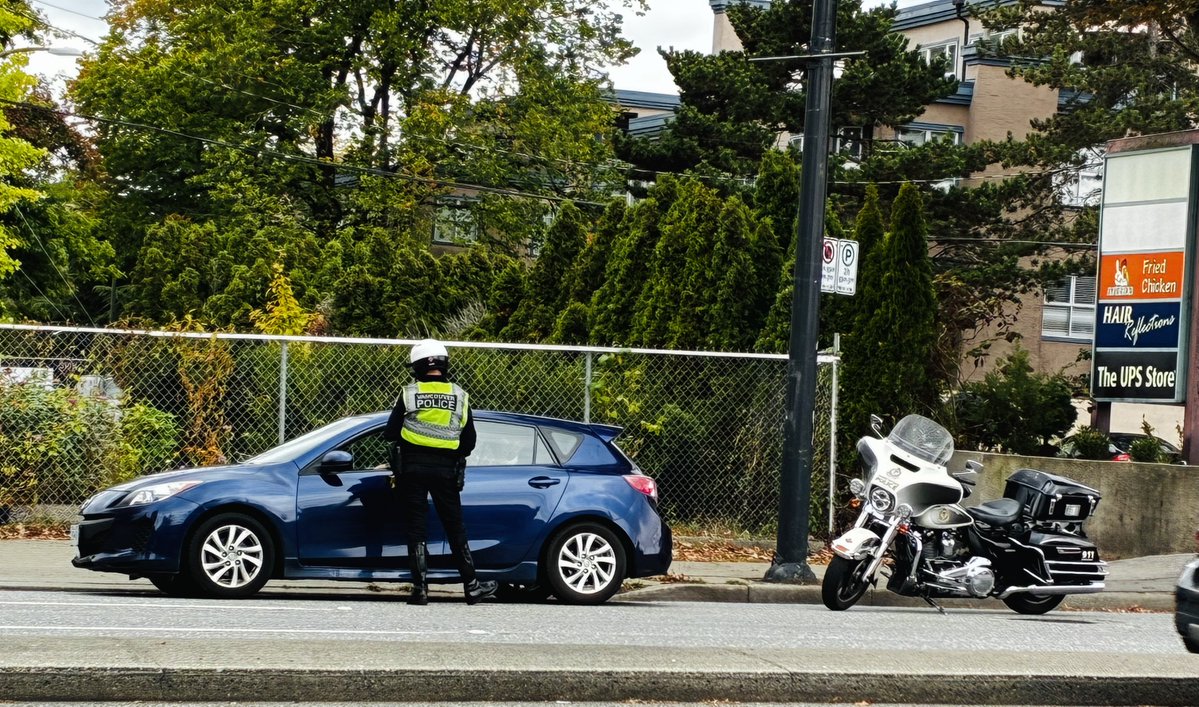 VPDTrafficUnit's tweet photo. @VancouverPD And Granville and 70th! #HandsOffYourPhone https://t.co/6MO3wWNd0B