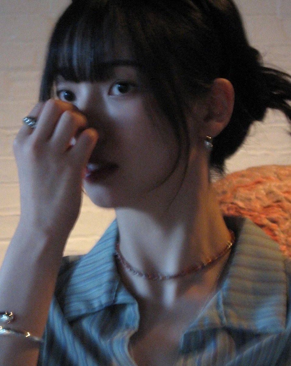 imwinnerbluu's tweet photo. she cannot let go of that fuckboi ahh necklace omg https://t.co/OYX1LJOJQB