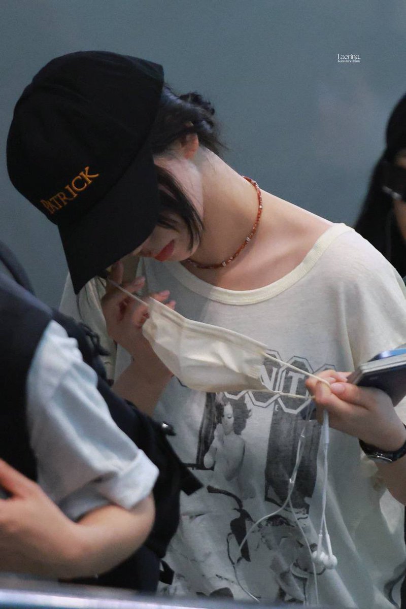imwinnerbluu's tweet photo. she cannot let go of that fuckboi ahh necklace omg https://t.co/OYX1LJOJQB